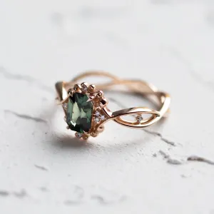 Side detail of the BAROQUE gold ring with green sapphire and diamonds