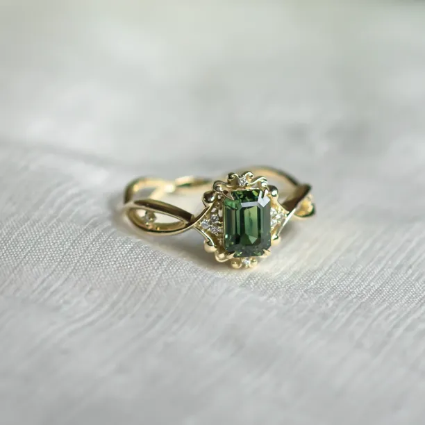 BAROQUE vintage gold ring with green sapphire and diamonds, angled close-up