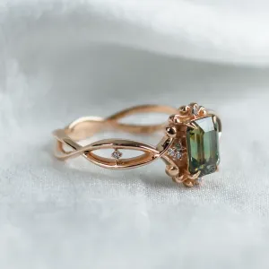 Side detail of the BAROQUE gold ring with green sapphire and diamonds