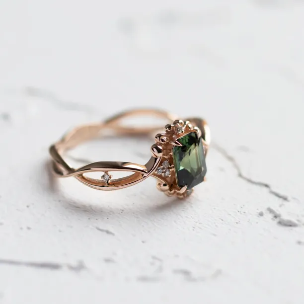 Angled view of the BAROQUE vintage gold ring with green sapphire and diamonds