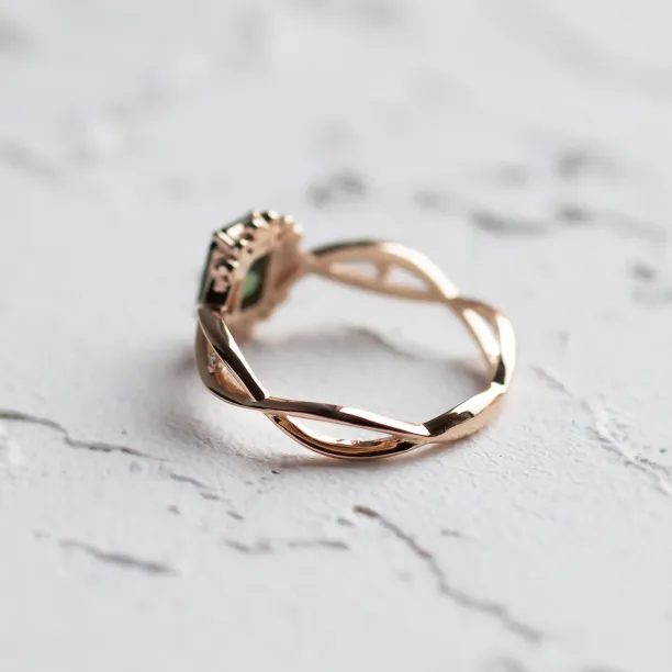 Interior and side view of the BAROQUE gold ring with green sapphire