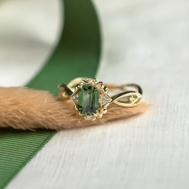 Front view of the BAROQUE vintage gold ring with green sapphire and diamonds