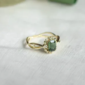 Close-up of the BAROQUE vintage gold ring with green sapphire and diamonds
