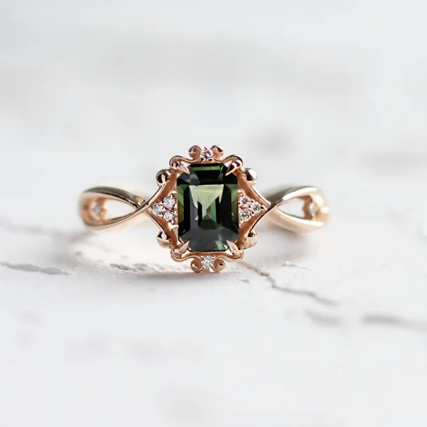 BAROQUE vintage gold ring with green sapphire and diamonds, close-up view