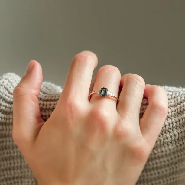 Vintage zásnubní prsten s emerald safírem a baguette trapéz moissanity JENNA Image