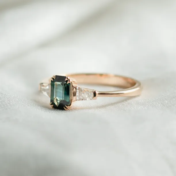 Vintage zásnubní prsten s emerald safírem a baguette trapéz moissanity JENNA Image