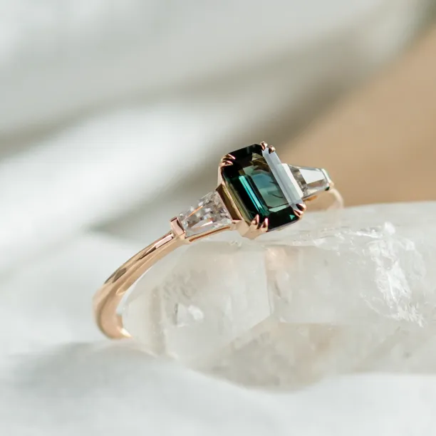 Vintage zásnubní prsten s emerald safírem a baguette trapéz moissanity JENNA Image