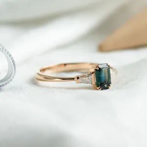 Vintage zásnubní prsten s emerald safírem a baguette trapéz moissanity JENNA Thumbnail