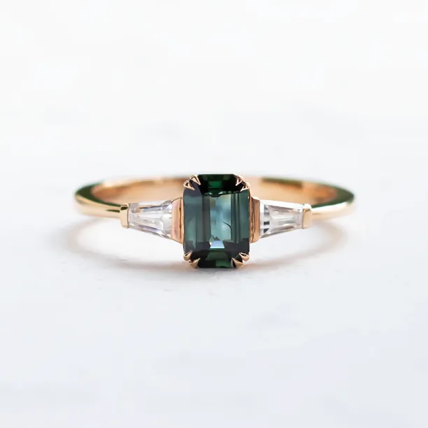 Vintage zásnubní prsten s emerald safírem a baguette trapéz moissanity JENNA Image