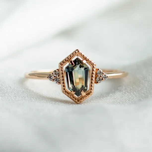 Gold vintage ring MAISY with a hexagon sapphire and diamonds