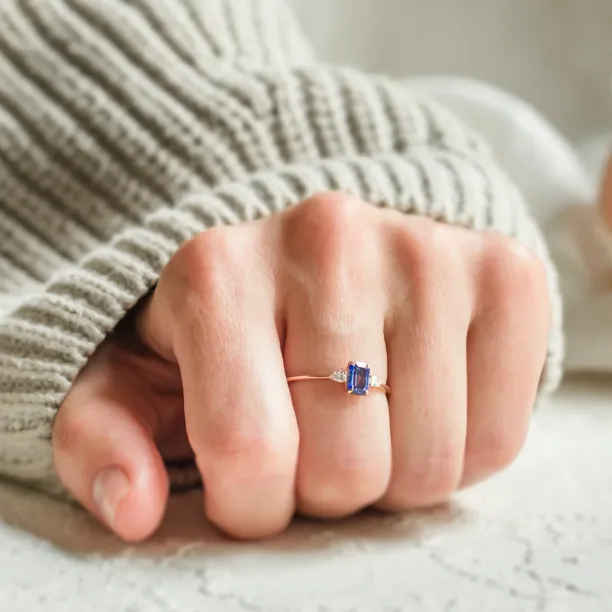 Prsten LEILANI s emerald safírem a diamanty ve tvaru pear na ruce
