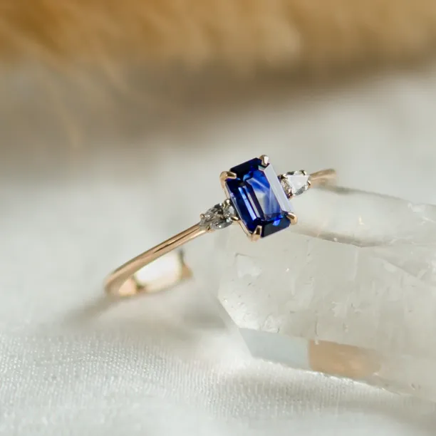 Detailní šikmý pohled na emerald safír a pear diamanty prstenu LEILANI