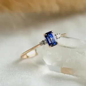 Detailní šikmý pohled na emerald safír a pear diamanty prstenu LEILANI