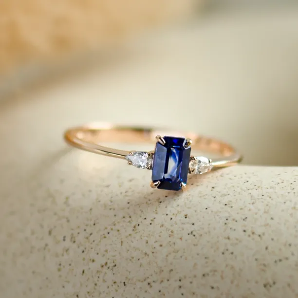 Detailní pohled na prsten LEILANI s emerald safírem a pear diamanty