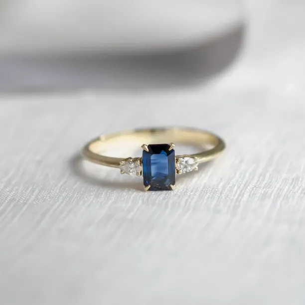 Prsten LEILANI ze žlutého zlata s emerald safírem a pear diamanty