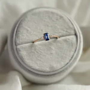 Šikmý pohled na prsten LEILANI s emerald safírem a pear diamanty