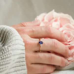 Prsten LEILANI s emerald safírem a pear diamanty na ruce