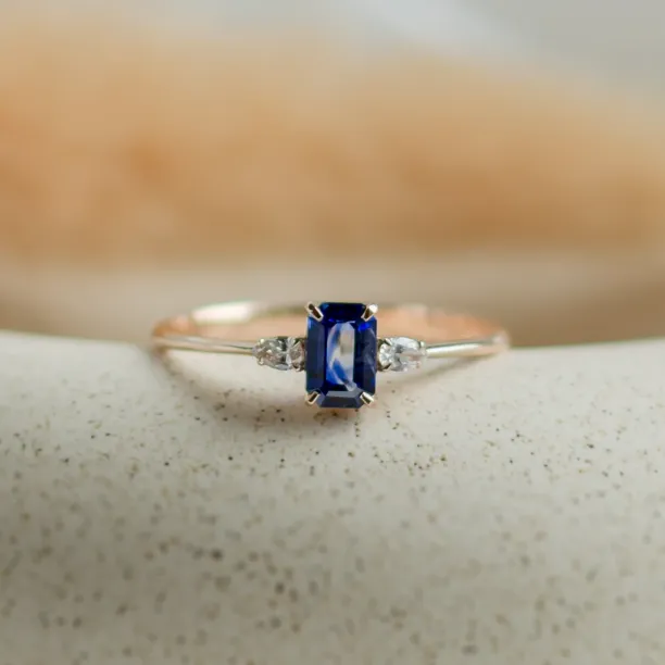 Zlatý prsten LEILANI s emerald safírem a diamanty ve tvaru pear, detailní pohled