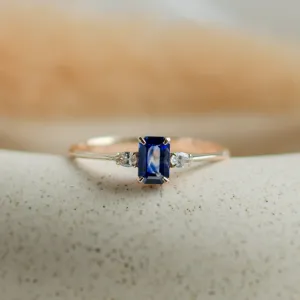 Zlatý prsten LEILANI s emerald safírem a diamanty ve tvaru pear, detailní pohled
