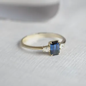 Šikmý pohled na zlatý prsten LEILANI s emerald safírem a diamanty ve tvaru pear