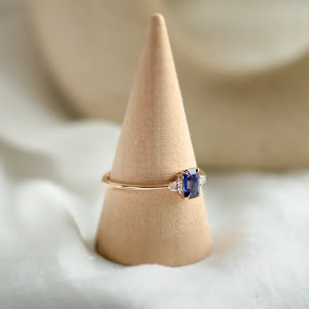 Zlatý prsten LEILANI s emerald safírem a diamanty ve tvaru pear na stojánku