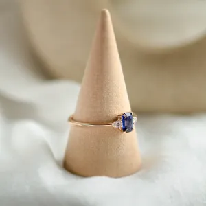 Zlatý prsten LEILANI s emerald safírem a diamanty ve tvaru pear na stojánku