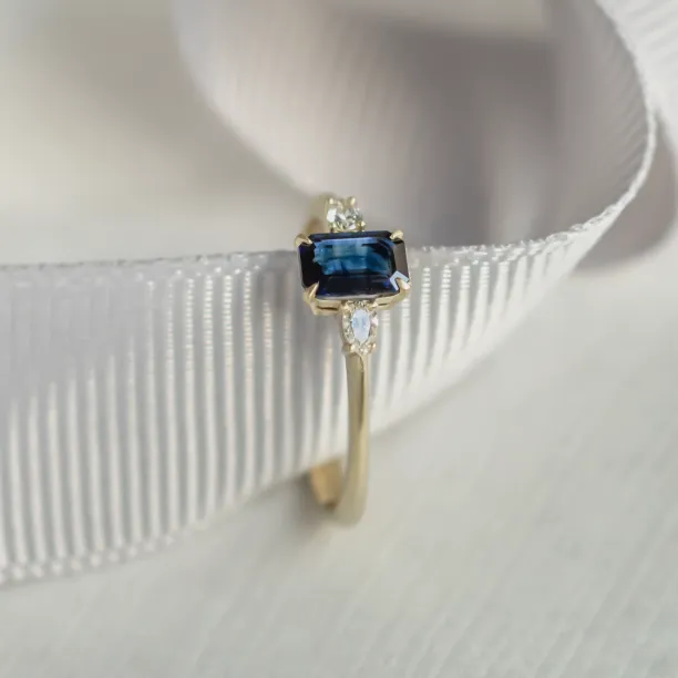 Detailní pohled na prsten LEILANI s emerald safírem a diamanty ve tvaru pear
