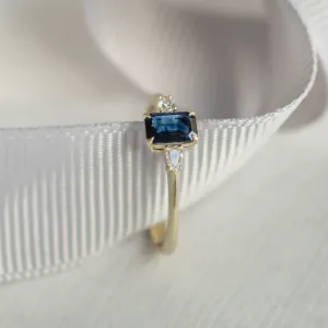 Detailní pohled na prsten LEILANI s emerald safírem a diamanty ve tvaru pear