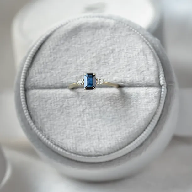 Pohled shora na zlatý prsten LEILANI s emerald safírem a diamanty ve tvaru pear