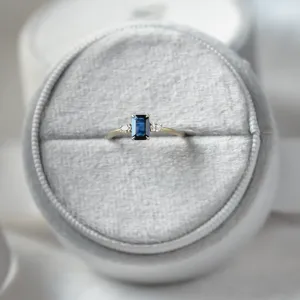 Pohled shora na zlatý prsten LEILANI s emerald safírem a diamanty ve tvaru pear