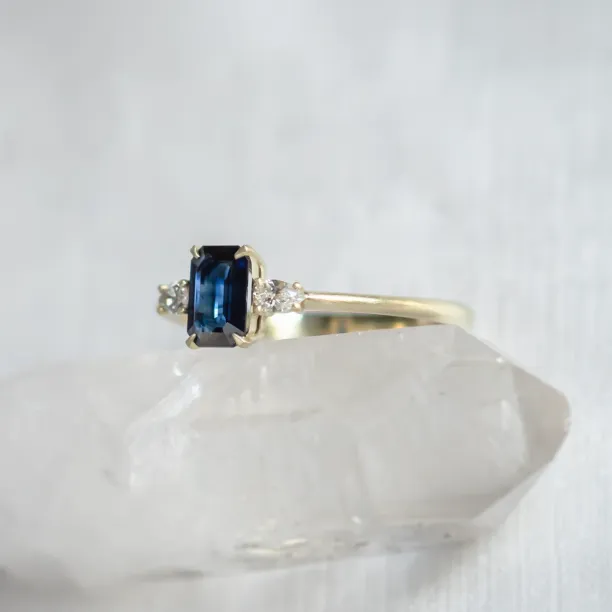 Detailní šikmý pohled na zlatý prsten LEILANI s emerald safírem a diamanty ve tvaru pear