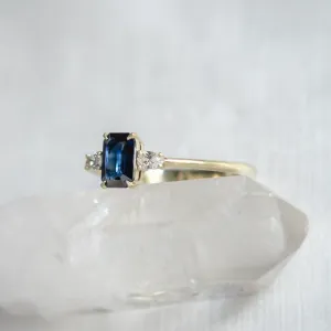 Detailní šikmý pohled na zlatý prsten LEILANI s emerald safírem a diamanty ve tvaru pear