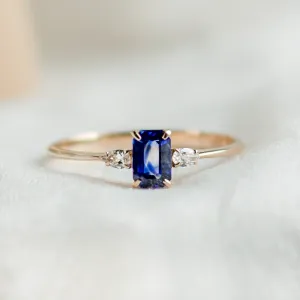 Prsten LEILANI s emerald safírem a diamanty ve tvaru pear