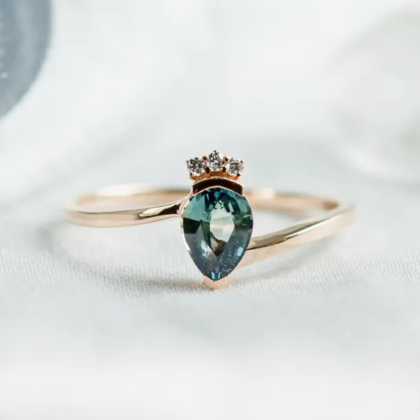 LEAH gold ring with a pear-shaped teal sapphire and diamonds