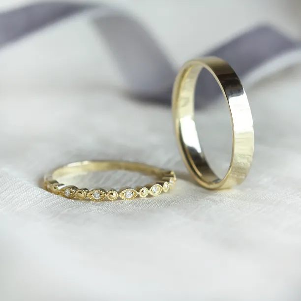 HONEY diamond wedding rings with the plain band standing upright