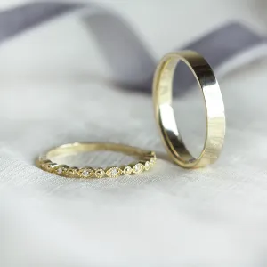 HONEY diamond wedding rings with the plain band standing upright