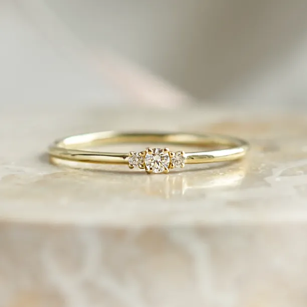 Minimalist diamond ring HANNAH with a three-diamond setting