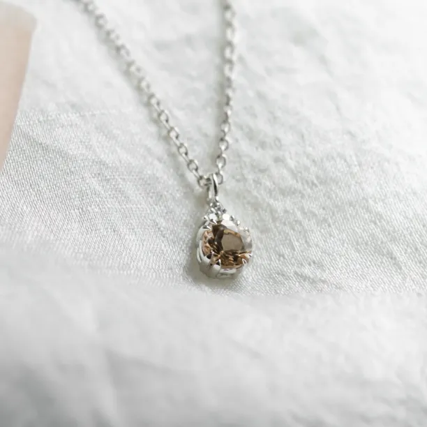 Close-up of the FEMINA gold necklace with morganite pendant and chain