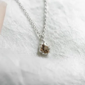 Close-up of the FEMINA gold necklace with morganite pendant and chain