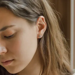 Náušnice PARKER se salt and pepper diamantem nošená v uchu