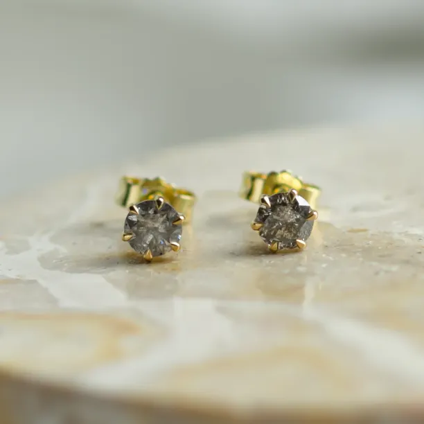 Pár zlatých pecek PARKER se salt and pepper diamanty z předního pohledu