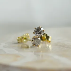 Detailní pohled na zlaté pecky PARKER se salt and pepper diamanty
