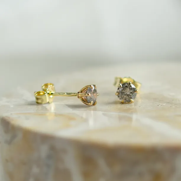 Boční pohled na pecky PARKER s viditelným uchycením diamantů a tyčinkami