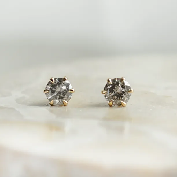 Minimalistické zlaté pecky PARKER se salt and pepper diamanty