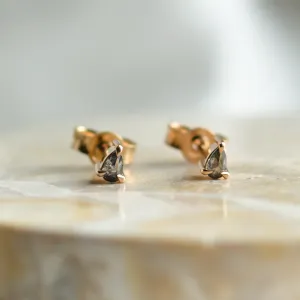 Pár zlatých náušnic NADINE s diamanty typu pear salt and pepper v šikmém pohledu