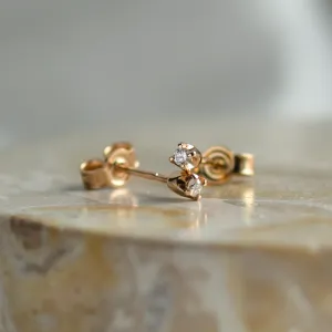 Detailní záběr diamantových náušnic AYA s viditelným zasazením