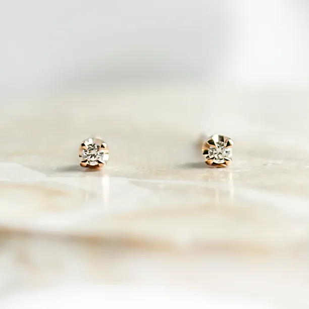 Minimalistické diamantové náušnice AYA, zobrazené jako pár
