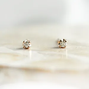 Minimalistické diamantové náušnice AYA, zobrazené jako pár