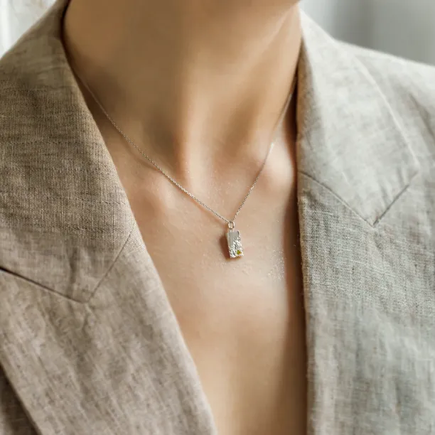 Přívěsek LIZ s perforací a diamanty nošený na krku