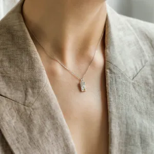 Přívěsek LIZ s perforací a diamanty nošený na krku